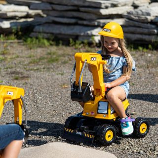 FALK-JCB-DIGGER-Excavator-Rotating-Yellow-Moving-Bucket-From-3-Years-2