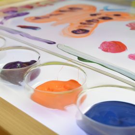 MASTERKIDZ-Sensory-Frame-LED-Panel-Transparent-Painting-Tray-3
